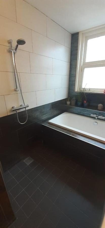 Charlotte, Not For Parties, Not A Hotel, Room With Shared Bathroom, No Kitchen Amsterdam Ngoại thất bức ảnh
