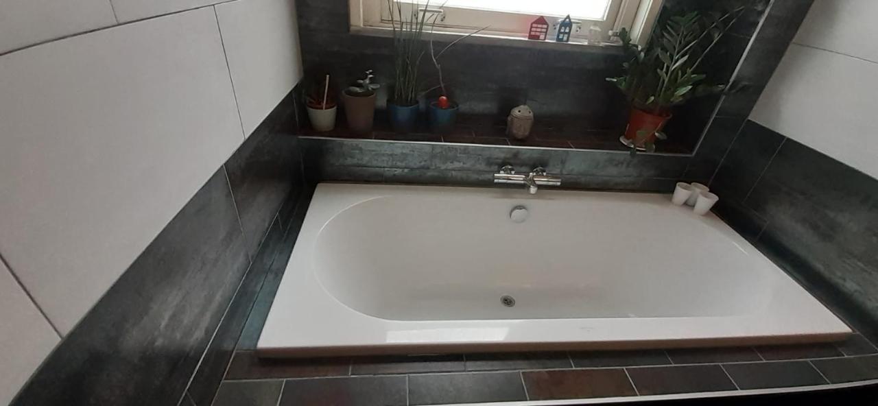 Charlotte, Not For Parties, Not A Hotel, Room With Shared Bathroom, No Kitchen Amsterdam Ngoại thất bức ảnh